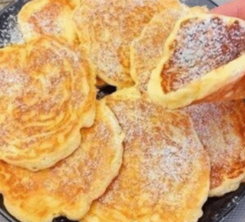 Apple pancakes with 150g yogurt, ready in 5 minutes
