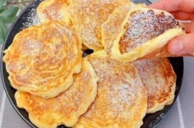 Apple pancakes with 150g yogurt, ready in 5 minutes