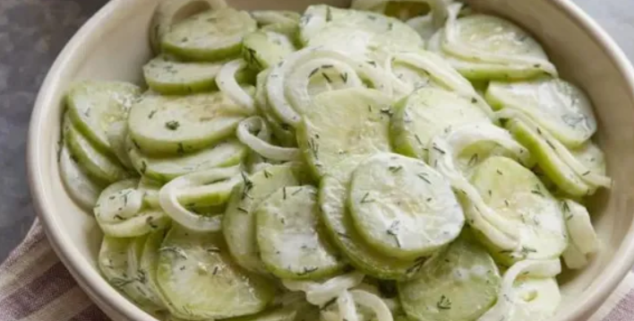 How to Make Creamy Cucumber Salad – A Cool, Tangy Side That Steals the Show