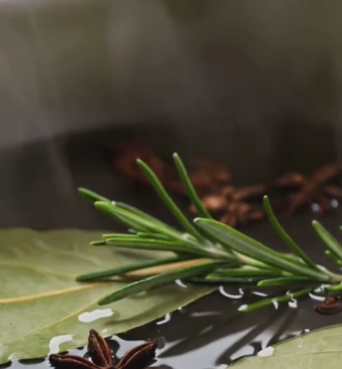 Le secret japonais de la croissance des cheveux : romarin, clous de girofle et oignons !