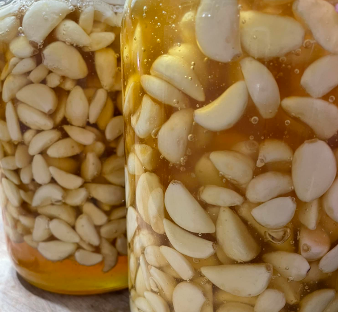 Garlic and Honey: Ancient Wellness Ritual for Vitality and Daily Energy