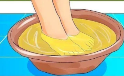 Apple Cider Vinegar Foot Soak: Benefits, Risks & What Science Says